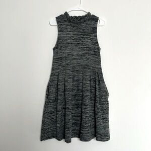 Sleeveless 3/4 dress.